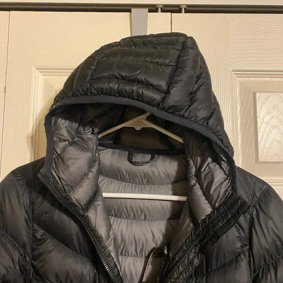 L.L. Bean Women's Ultralight 850 Down Hooded Quilted Packable Puffer Jacket - Picture 3 of 5